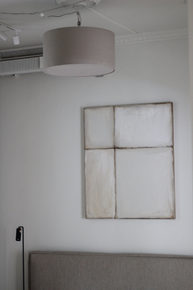 Loftslampe i sandfarvet hør.