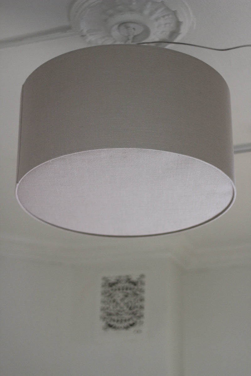 Loftslampe i sandfarvet hør.