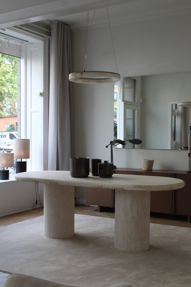 Ovalt travertin spisebord